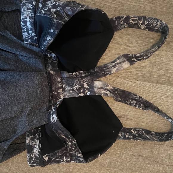 Lululemon tank top. Size 8. Built in bra, medium support. Loose hip - Picture 9 of 12